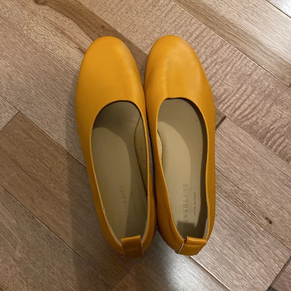 Everlane Tan and Orange Flats Streamlined Design